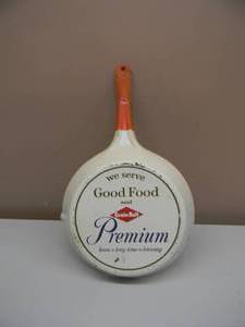 lot 43 image: RARE - VINTAGE GRAIN BELT BEER  WE SERVE GOOD FOOD AND GRAIN BELT METAL ADVERTISING FRYING PAN - FANTASTIC PIECE - APPROX 11 - SEE PICTURES
