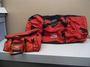 lot 50 image: VINTAGE MARLBORO ROLLING DUFFLE BAG, NICE - WITH LIZARD ROCK MARLBORO COOLER - GREAT SET - SEE PICTURES