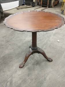 lot 2 image: Excellent Chippendale Tilt-top Table with Pie Crust Top, England c.1780