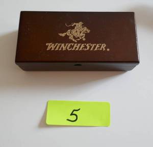 lot 5 image: New Winchester 3 blade wood pocket knife in wood box
