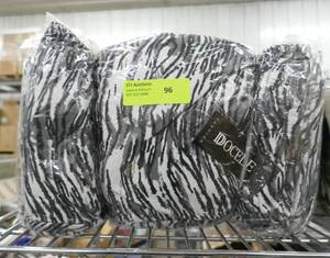lot 96 image: 24 New leggings, 12 of each colorstyle