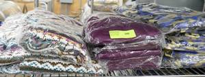 lot 100 image: Shelf of New leggings various colors, approx 35