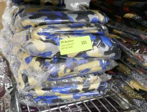 lot 101 image: Shelf of New leggings various colors, approx 30