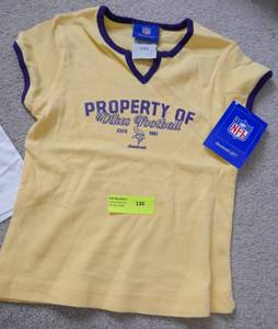 lot 130 image: Vikings Tshirt Girls Med 1012