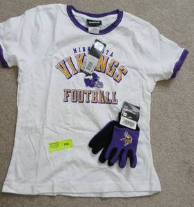 lot 138 image: Kids XL16 Vikings tshirt