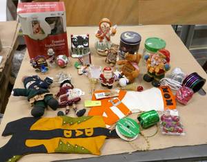 lot 146 image: Lot of holiday dcor items - box of lighthouse lights, figures and stockings
