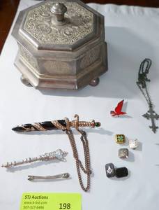 lot 198 image: Vintage pins, jewelry box