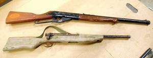 lot 271 image: Daisy BB gun (works) and toy gun