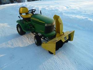 lot 8 image: John Deere LX 279 Lawn Tractor