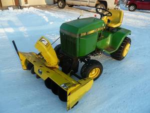 lot 2 image: John Deere 318 Lawn Tractor