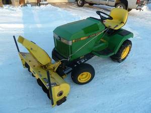 lot 4 image: John Deere 285 Lawn Tractor