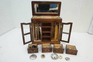 lot 4 image: jewelry box, jewelry