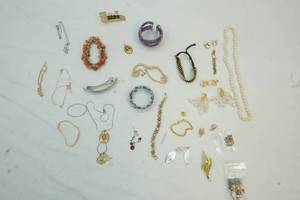 lot 5 image: jewelry