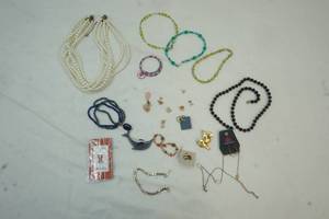 lot 6 image: jewelry