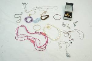 lot 7 image: jewelry