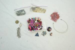 lot 8 image: jewelry
