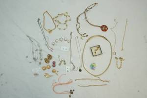lot 9 image: jewelry