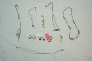 lot 18 image: jewelry