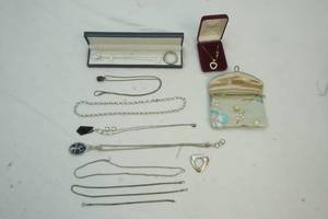 lot 19 image: jewelry