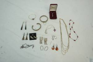 lot 20 image: jewelry