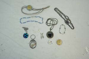 lot 21 image: jewelry
