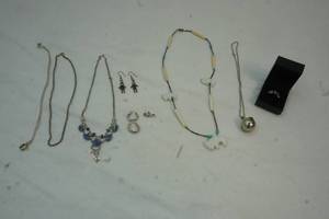 lot 22 image: jewelry
