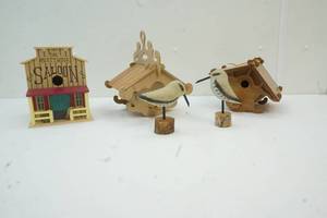lot 44 image: birdhouses
