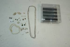 lot 46 image: jewelry