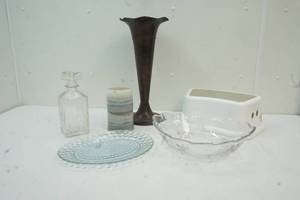 lot 58 image: glass serving bowl
