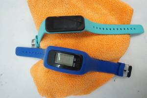 lot 196 image: vivitar watch, qc02 watch
