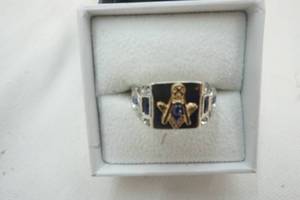 lot 215 image: mens ring