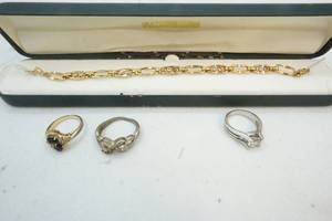 lot 221 image: jewelry