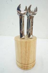 lot 244 image: snap on steak knives