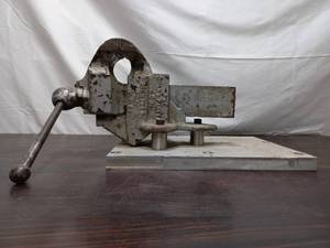 Vintage The Chas. Parker Co. 4 Bench Vice