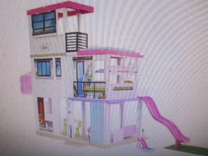 lot 4 image: Barbie DreamHouse Playset needs ass...