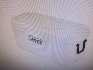 lot 18 image: Coleman 316 Series 120-Qt. Marine C...