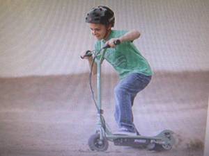 lot 23 image: Razor RX200 Electric Dirt Scooter o...