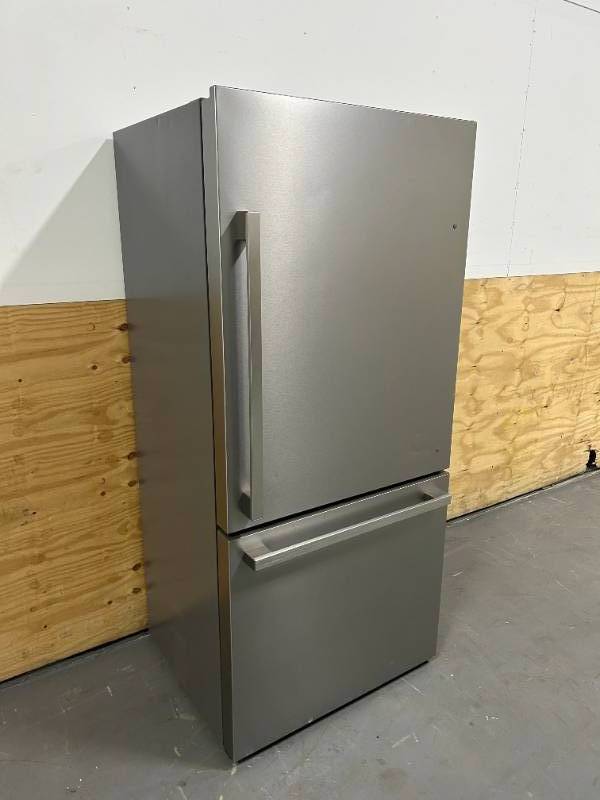 Hisense 17.2-cu ft Counter-depth Bottom-Freezer Refrigerator