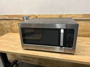 lot 113 image: TOSHIBA ML2-EM62P(SS) Large Countertop Microwave