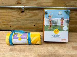 lot 37 image: SUN SQUAD Hover Splash Sprinkler with Picnic Blanket