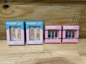lot 95 image: BLOSSOM Lot of 4 Packs of Lip Gloss