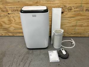 lot 17 image: BLACKDECKER 8000-BTU DOE (12000-BTU ASHRAE) 115-Volt White Vented Portable Air Conditioner with Heater Cools 300-500 Sq Ft