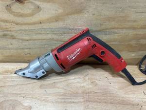 lot 63 image: MILWAUKEE 6.8 Amp 18-Gauge Shear
