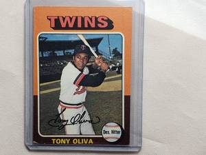 lot 61 image: Tony Oliva 1975 Topps #325