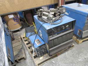 Miller Deltaweld 302 Welder wDual Wire Feeders & Control Box