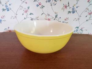 lot 12 image: Yellow Pyrex Bowl