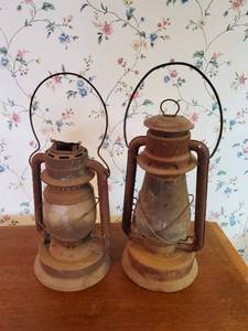 lot 17 image: Two Barn Lanterns