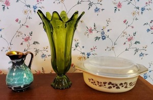 lot 27 image: Collection Of Vintage Items