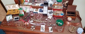 lot 37 image: Collection Of Jewelry