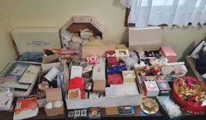 lot 58 image: Collection of Vintage Christmas Items
